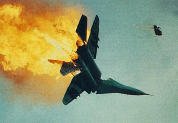 aviation-show-jet-fighter-crash-photo-mid-air-plane-collision.jpg?w=600&h=416